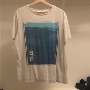 Men’s graphic T shirt with SF motif.